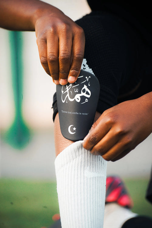 Protège-tibias football HIMMA avec calligraphie arabe – vue face